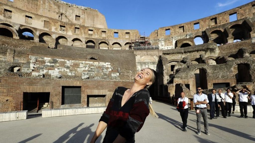 Petenis Rusia Maria Sharapova tersenyum saat mengunjungi kompleks Koloseum Kuno Roma selama mengikuti kejuaraan tenis terbuka Internazionali BNL d'Italia 2017 Foro Italico, Minggu (12/5/2017). Pada masa lalu, tempat ini menjadi tempat pertunjukan pertarungan gladiator dan hewan buas.