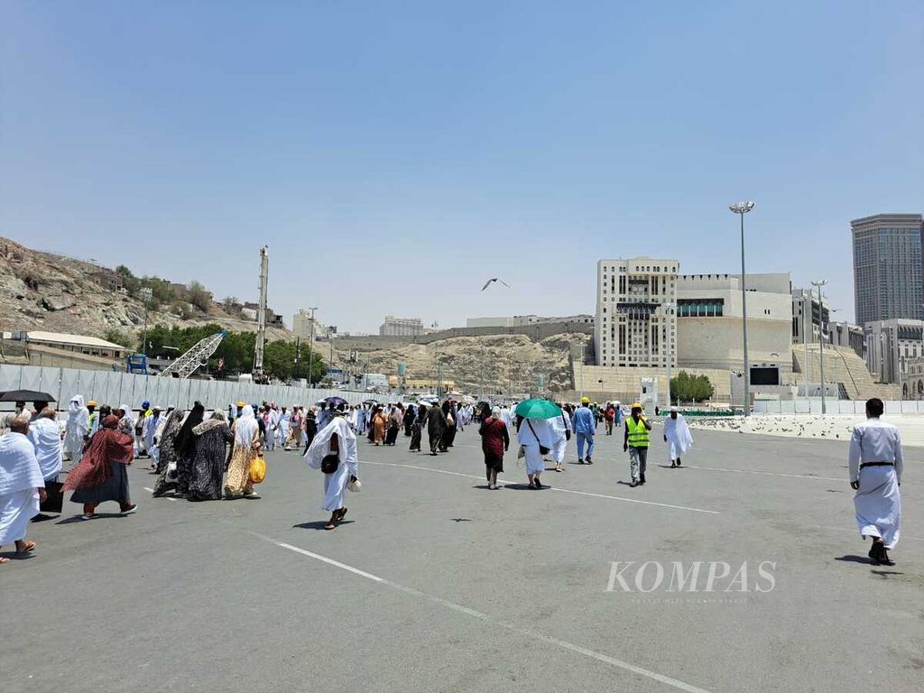 Suasana kawasan Masjidil Haram di Mekkah, Arab Saudi, Selasa (6/6/2023). Temperatur Mekkah pada Kamis lalu mencapai 44 derajat celsius dan diprediksi selalu di atas 40 derajat celsius pada hari-hari mendatang.