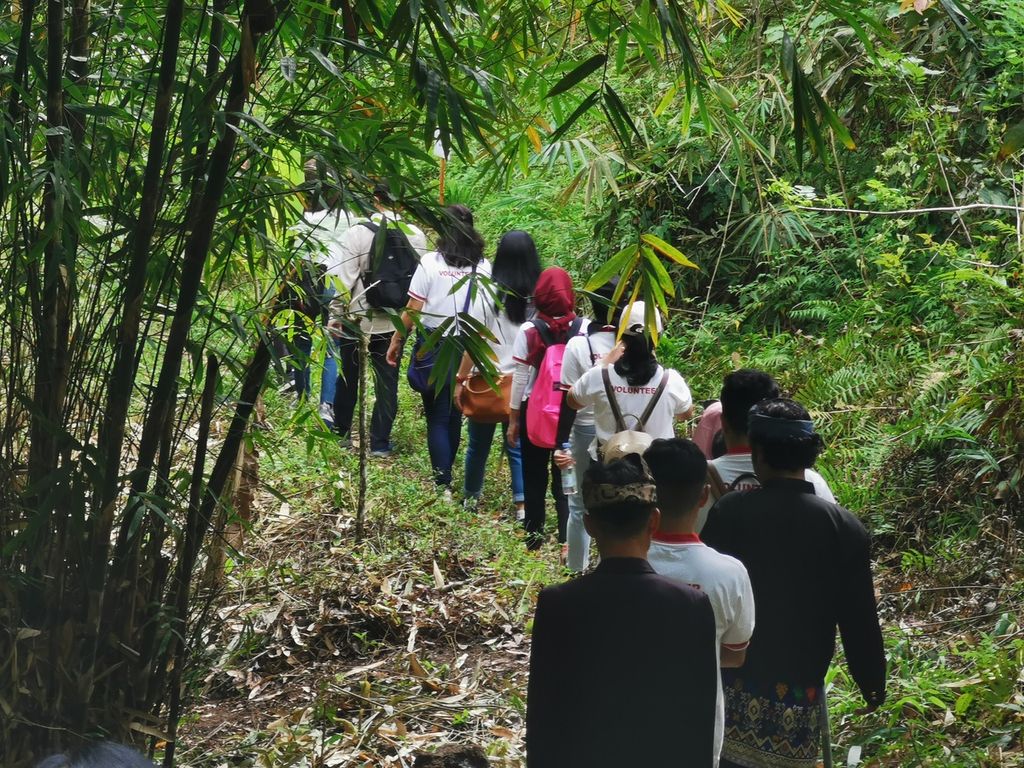 Rombongan peserta kegiatan “Pelestarian Hutan Melalui Budaya Tanaman Bambu Tabah” yang diselenggarakan Yayasan Kehati bekerjasama Balai Penerapan Standar Instrumen Lingkungan Hidup dan Kehutanan (BPSILHK), dan Koperasi Syariah Wana Makmur Lestari serta didukung CIMB Niaga, melintasi kebun bambu tabah di Kawasan Hutan dengan Tujuan Khusus (KHDTK) Rarung, Pringgarata, Lombok Tengah, Sabtu (24/9/2022). Sejak 2015, dimulai budidaya bambu tabah di kawasan itu untuk tujuan konservasi sekaligus pengembangan produk turunan bernilai ekonomi bagi masyarakat.