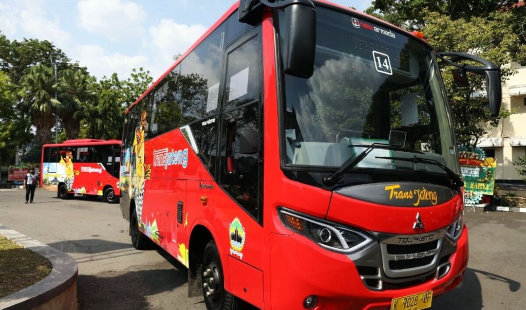 Tampak salah satu unit <i>bus rapid transit</i> (BRT) Trans Jateng Koridor 6 Semarang-Godong (Grobogan) di Pendopo Kabupaten Grobogan, Jawa Tengah, Rabu (13/10/2021). 