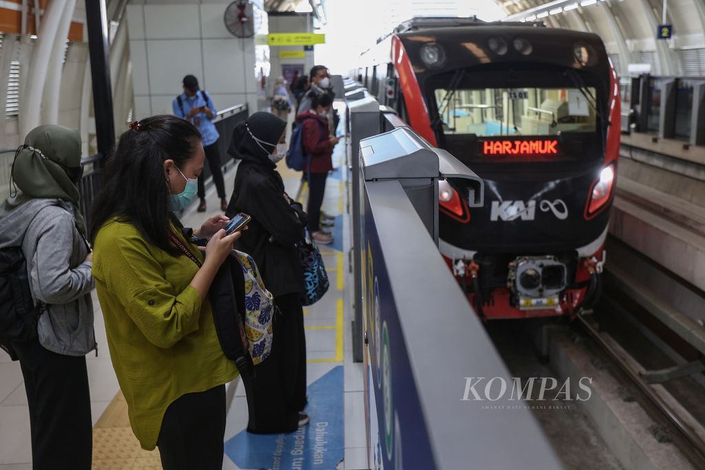 Kereta LRT tiba di Stasiun Dukuh Atas, Jakarta, Selasa (9/1/2024).