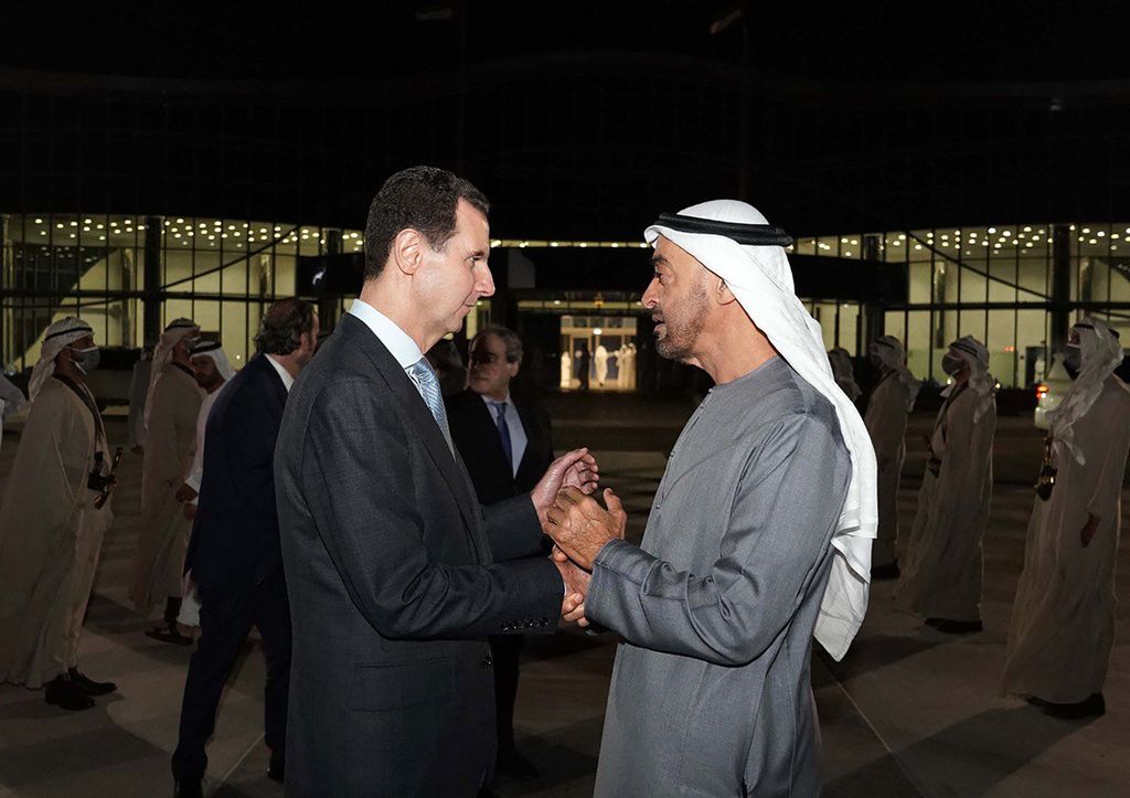 Presiden Suriah Bashar al-Assad (kiri) disambut Putra Mahkota, yang juga pemimpin <i>de facto</i>, Uni Emirat Arab Sheikh Mohammed bin Zayed al-Nahyan di Abu Dhabi, Uni Emirat Arab, 18 Maret 2022. 