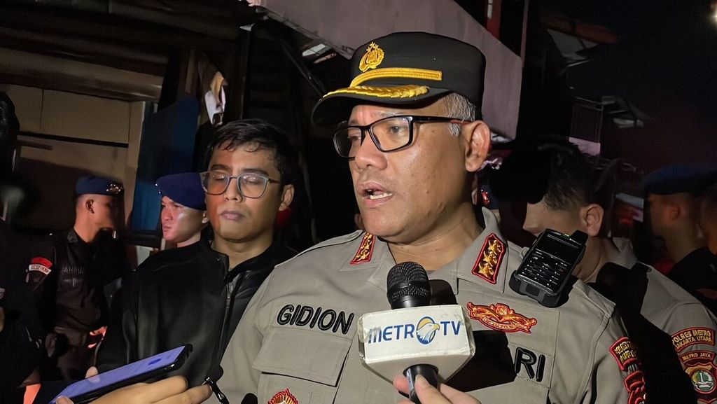Kepala Polres Jakarta Utara Komisaris Besar Gidion Arif Setyawan di lokasi kebakaran Terminal Integrated BBM PT Pertamina (Persero), Jakarta, Jumat (3/3/2023) malam.