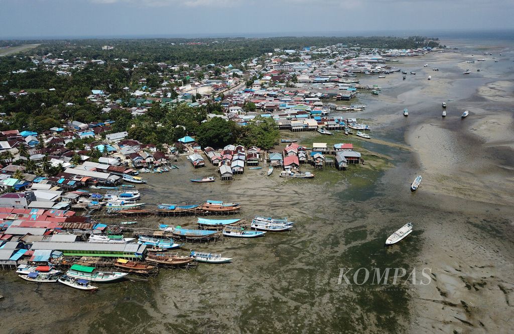 Perahu nelayan yang bersandar di sekitar pesisir Kampung Siwalima, Kecamatan Pulau-pulau Aru, Kabupaten Kepulauan Aru, Maluku, Kamis (21/9/2023).