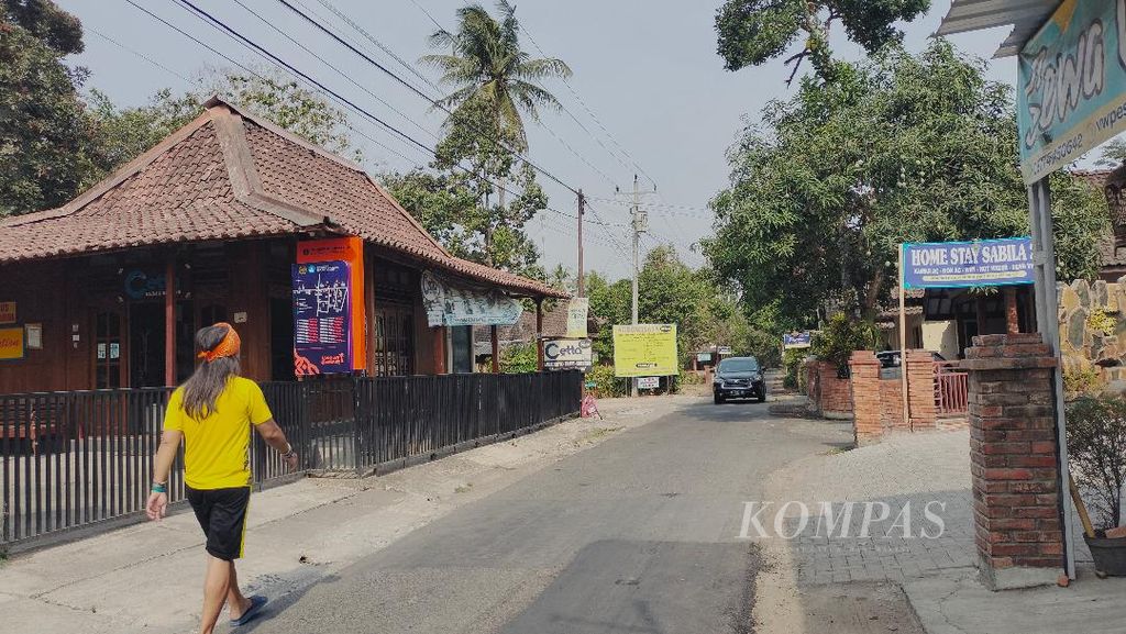 Deretan penginapan di kawasan Borobudur, Kabupaten Magelang, Jawa Tengah, Kamis (9/11/2023). Saat ini, banyak kamar di penginapan telah habis dipesan oleh para pelari peserta Borobudur Marathon 2023.