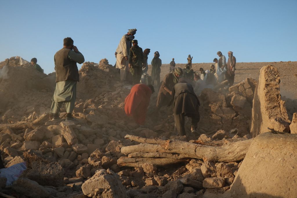 Penduduk di Desa Sarbuland, Distrik Zendeh Jan, Provinsi Herat, Afghanistan, membersihkan reruntuhan akibat gempa yang menghancurkan sebuah rumah, Sabtu (7/10/2023). 