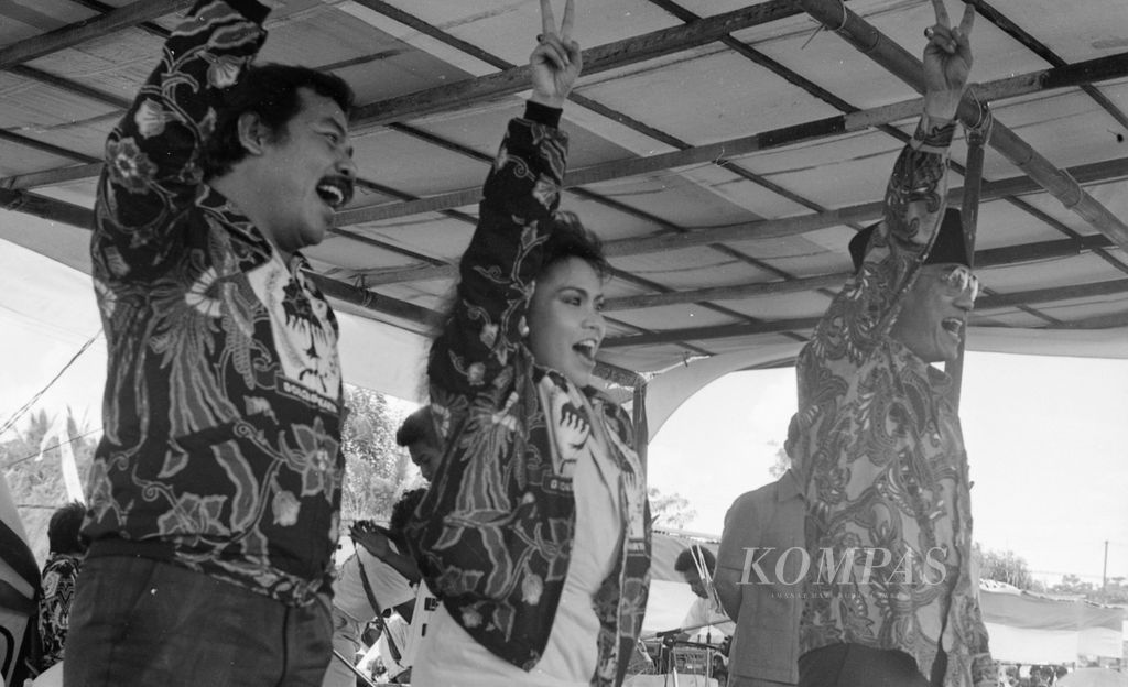 Benyamin Sueb, Hetty Koes Endang, dan Edy Soed (kiri ke kanan) menjadi juru kampanye Golkar di Jakarta, Rabu (25/3/1987). 