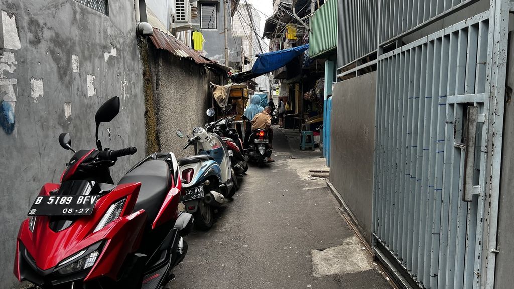 Ilustrasi. Sepeda motor yang terparkir di dalam gang di Kelurahan Tanah Sereal, Kecamatan Tambora, Jakarta Barat, pada Rabu (14/12/2022)