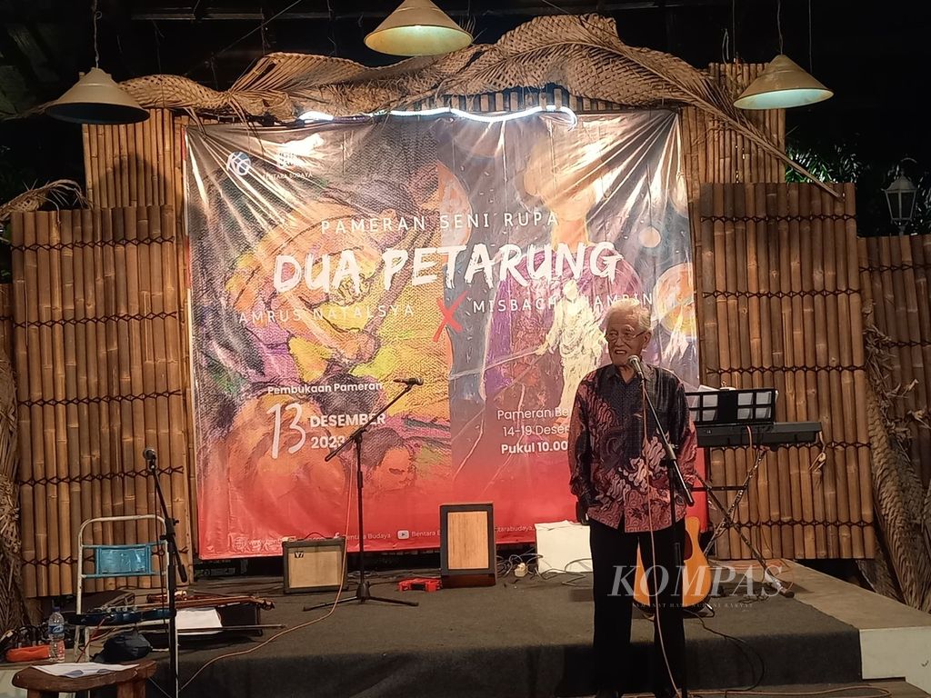 Pelukis Misbach Tamrin menyampaikan sambutan dalam pembukaan pameran <i>Dua Petarung</i>, Rabu (13/12/2023), di Bentara Budaya Yogyakarta, Kota Yogyakarta. 