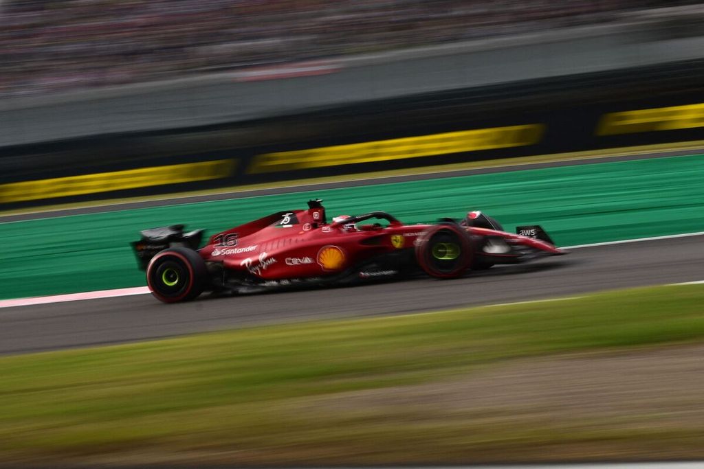 Pebalap Ferrari Charles Leclerc beraksi saat kualifikasi Grand Prix Formula 1 seri Jepang di Sirkuit Suzuka, Prefektur Mie, Sabtu (8/10/2022). Leclerc akan start dari posisi kedua saat balapan Minggu (9/10/2022). 