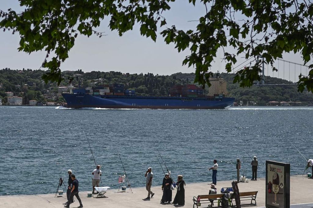 Sebuah kapal komersial berlayar melintasi Selat Bosphorus menuju Laut Hitam, 30 Mei 2022. 