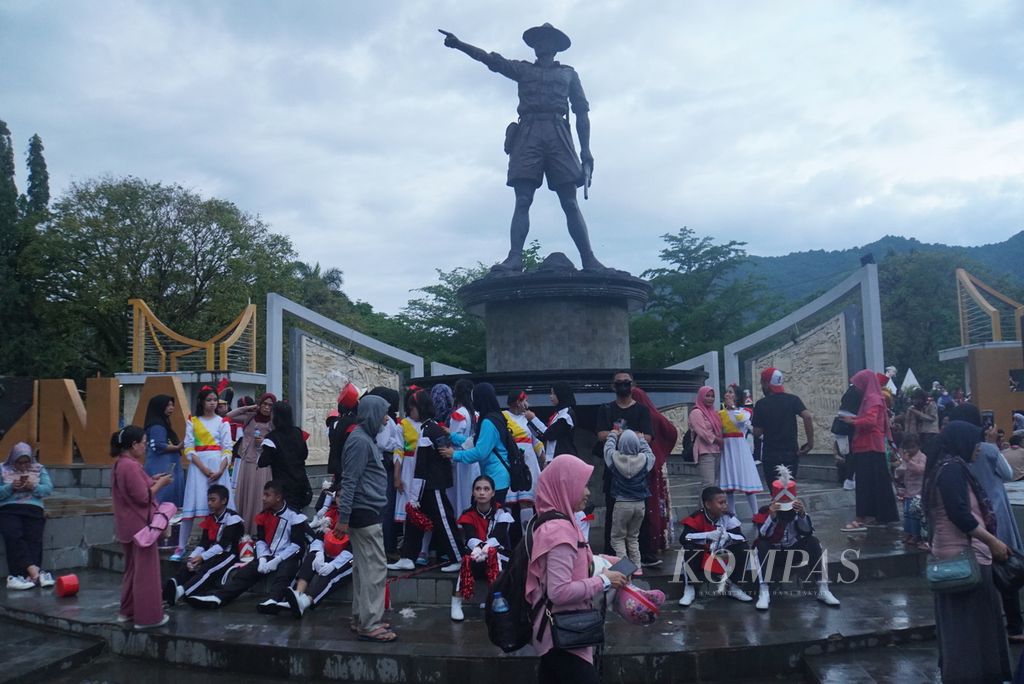 Para pelajar berkumpul di Taman Taruna Remaja, Kota Gorontalo, Provinsi Gorontalo, Rabu (5/10/2022).