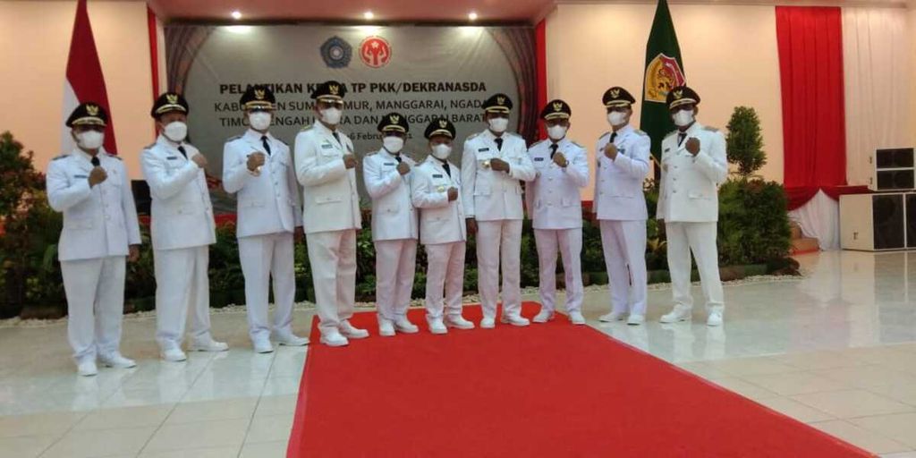 Five regents and five deputy regents, each from Manggarai, West Manggarai, Ngada, East Sumba, and North Central Timor, posed for a photo after being inaugurated by NTT Governor Viktor Bungtilu Laiskodat in Kupang on Friday (26/2/2021).