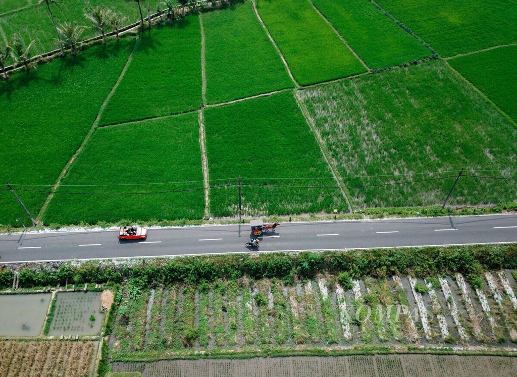 Wisatawan menggunakan transportasi dokar dan mobil berkap terbuka mengelilingi desa di sekitar Candi Borobudur, Kabupaten Magelang, Jawa Tengah, Jumat (7/6/2019).