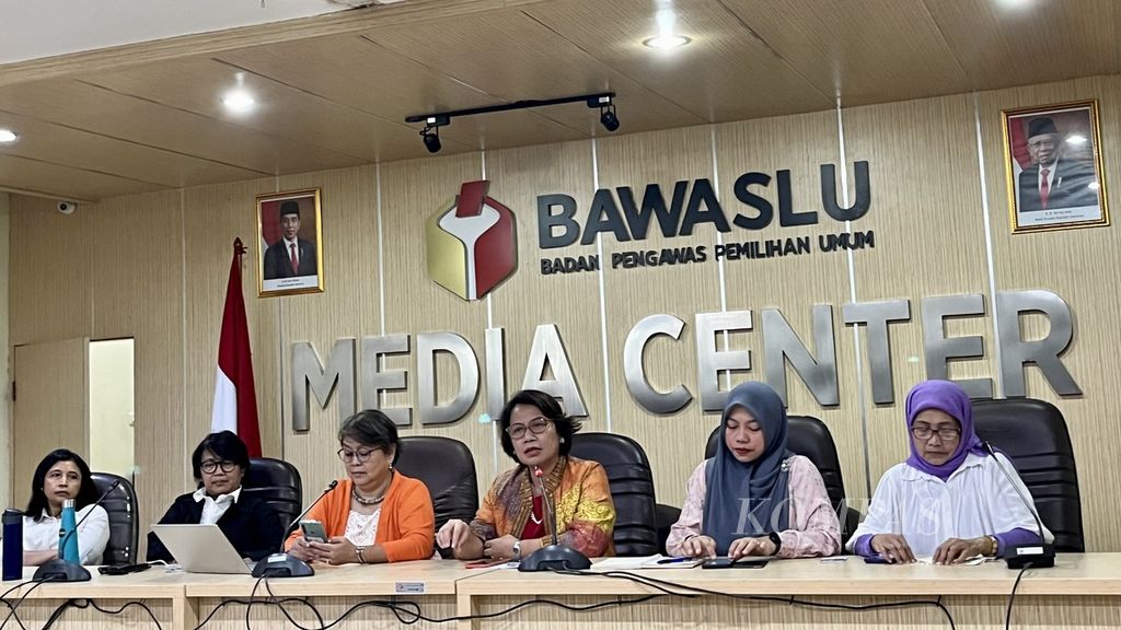 Suasana konferensi pers Masyarakat Sipil Indonesia Antikorupsi untuk Pemilu Berintegritas di Kantor Bawaslu, Jakarta, Senin (19/6/2023). 
