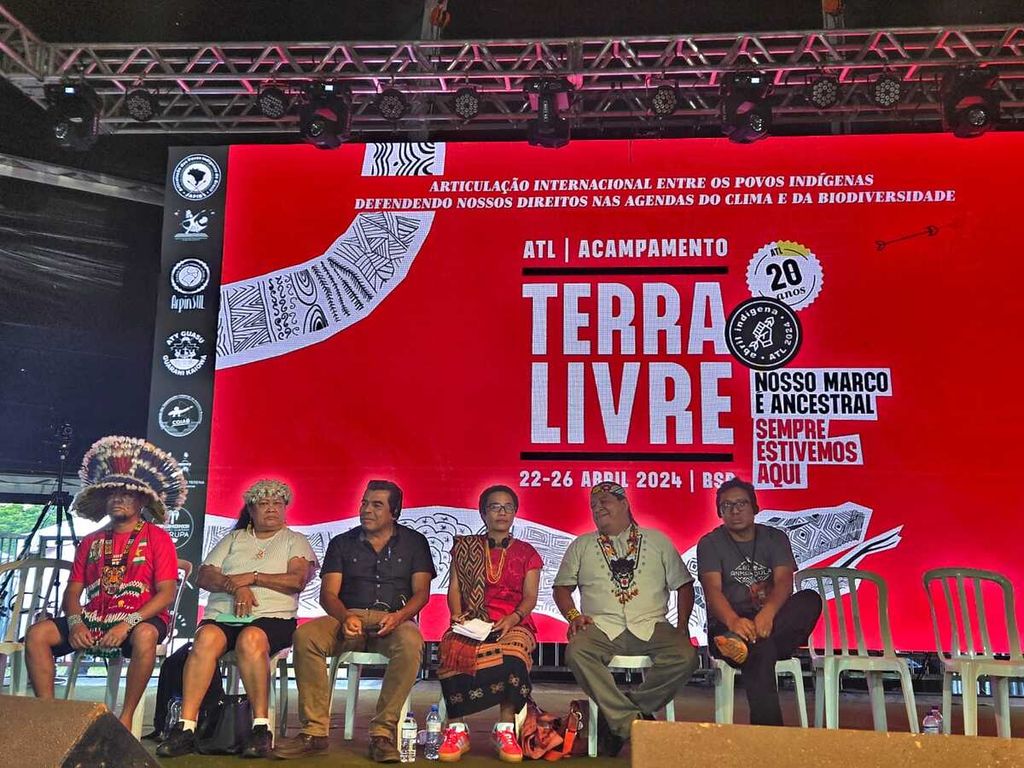 Sekjen AMAN Rukka Sombolinggi (ketiga dari kanan) menjadi narasumber dalam Pertemuan Akbar Masyarakat Adat Brasil atau Acampamento Terra Livre di Brasil pada Kamis (25/4/2024)