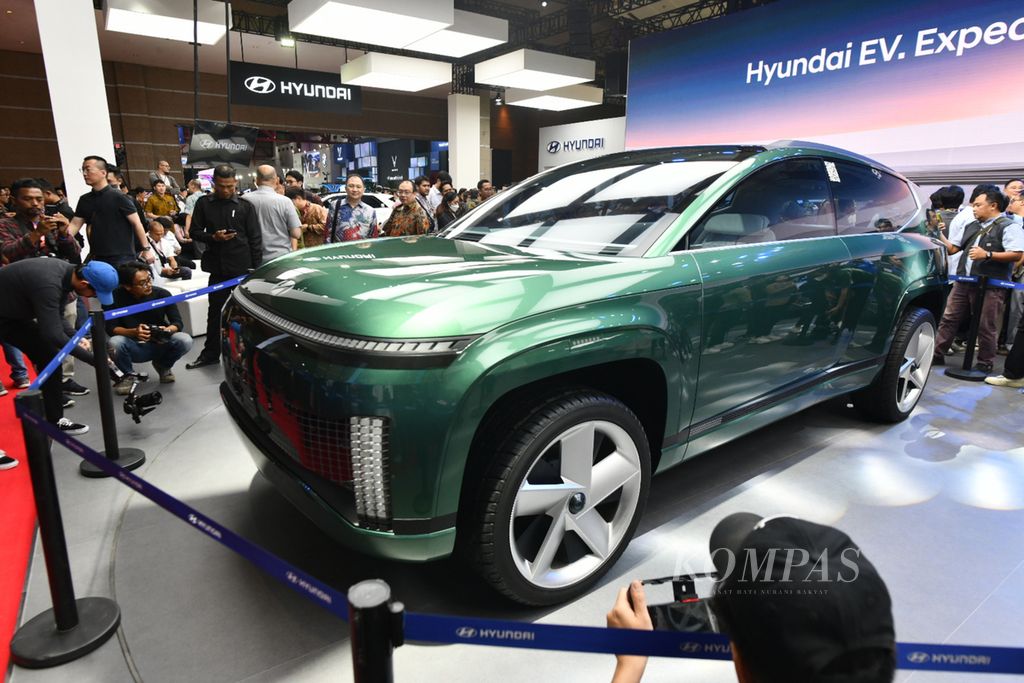 Hyundai memajang Hyundai Seven Concept di ajang Indonesia International Motor Show (IIMS) 2024 di JIExpo Kemayoran, Jakarta, Kamis (15/2/2024). 