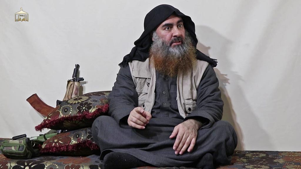 Pemimpin NIIS, Abu Bakr al-Baghdadi, di sebuah lokasi yang dirahasiakan. Foto dirilis oleh media Al-Furqan pada 29 April 2019.