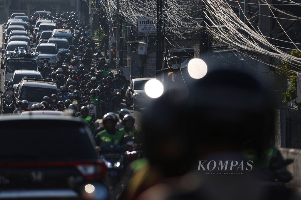 Pengendara terjebak kemacetan di Jalan Raya Kalibata, Jakarta, Senin (22/4/2024). Pascalibur Lebaran 2024, DKI Jakarta kembali normal. Kemacetan terlihat di sejumlah jalan pada jam berangkat kerja. Para pekerja mulai kembali beraktivitas seperti biasanya. 