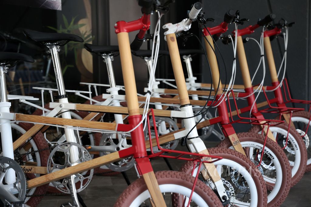 Bicycles made of bamboo are exhibited at an exhibition of MSME products at the Batu Cermin Cave tourist object complex, Labuan Bajo, West Manggarai, East Nusa Tenggara, Saturday (6/5/2023). The bamboo bicycle will be one of the souvenirs given to heads of state attending the 42nd ASEAN Summit.