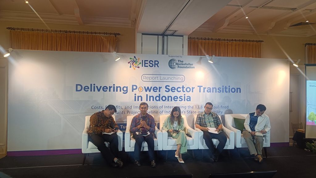 Suasana diskusi panel pemaparan hasil studi Institute for Essential Services Reform (IESR) mengenai biaya, keuntungan, dan implikasi dari intervensi 13,8 gigawatt proyek PLTU batubara. Hasil studi tersebut dipaparkan di Jakarta, Selasa (30/5/2023).