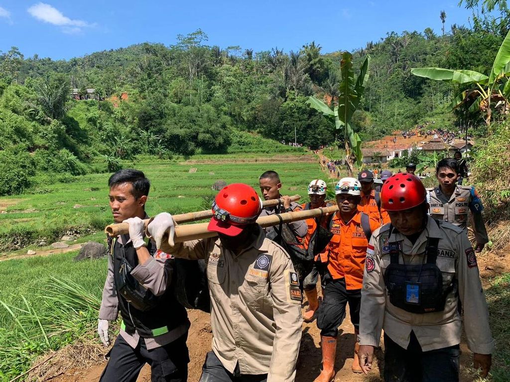 Tim SAR gabungan menemukan salah satu dari tiga korban tewas akibat tertimbun longsor di Kampung Sirnagalih, Kecamatan Banjarwangi, Kabupaten Garut, Jawa Barat, Jumat (26/4/2024). Peristiwa longsor terjadi pada Kamis sekitar pukul 19.00.
