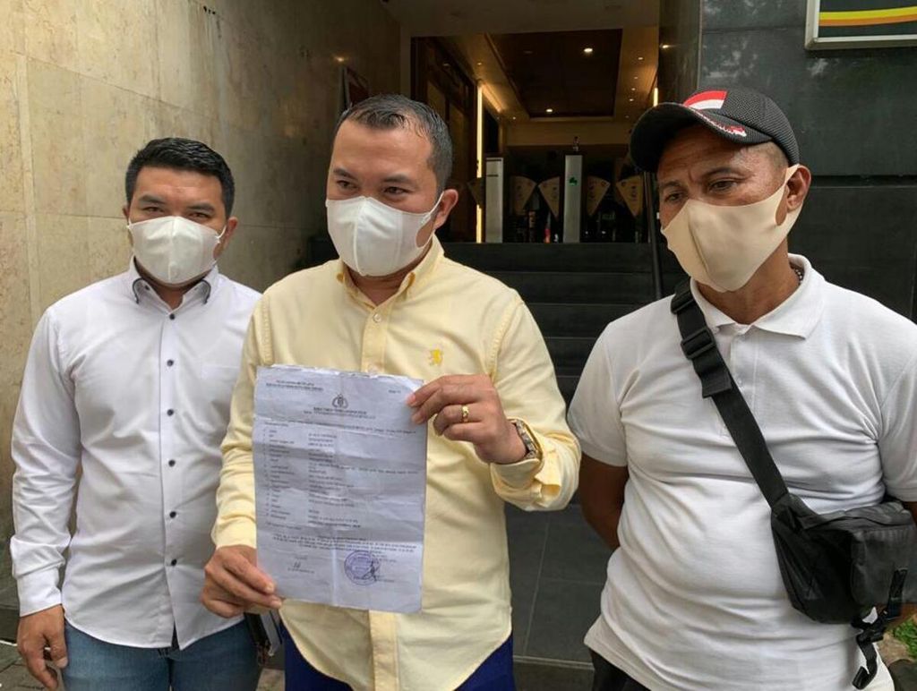 Muhammad Zakir Rasyidin (tengah), pengacara, mendampingi MRT (kanan), orangtua korban eksploitasi anak di bawah umur, melapor ke Polda Metro Jaya, di Jakarta, Jumat (16/9/2022).