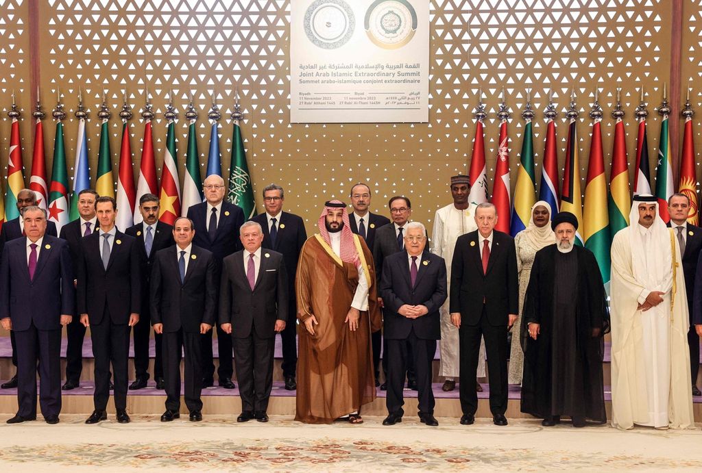 Para pemimpin negara anggota Organisasi Kerja Sama Islam (OKI) mengabadikan momen bersama sebelum Konferensi Tingkat Tinggi (KTT) Luar Biasa di Riyadh, Arab Saudi, Sabtu (11/11/2023). KTT digelar sebagai respons negara-negara OKI terhadap krisis di Gaza.