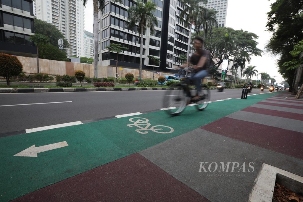 Jalur sepeda di trotoar ruas Jalan Pintu Satu, Senayan, Jakarta Pusat, Sabtu (23/11/2019). Jalur sepeda di sepanjang lingkar GBK ini merupakan salah satu fasilitas yang dibuat oleh Pemerintah Provinsi DKI Jakarta sebagai salah satu persiapan untuk menyambut Asian Games 2018 di Jakarta. 