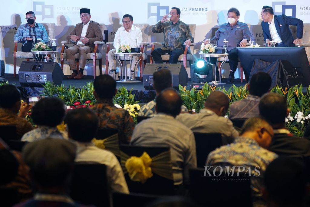 Menparekraf Sandiaga Uno, Governor of West Java Ridwan Kamil, Deputy Speaker of the House of Representatives Muhaimin Iskandar, Governor of DKI Jakarta Anies Baswedan, Coordinating Minister for the Economy Airlangga Hartarto, Chairman of the Democratic Party Agus Harimurti Yudhoyono (from left to right) when filling out a discussion and presenting their views at the commemoration event. 10 Years of the Editor-in-Chief Forum (Pemred) at the Raffles Hotel Jakarta, Kuningan, Jakarta, Friday (5/8/2022).