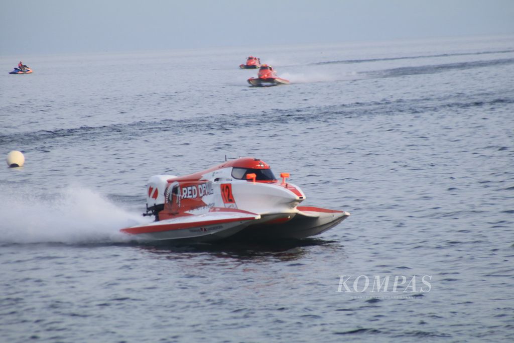 Para pebalap menjajal eksotisme lintasan di Danau Toba pada Kejuaraan Dunia Perahu Motor Formula 1 (F1H20) di Kabupaten Toba, Sumatera Utara, Jumat (1/3/2024).