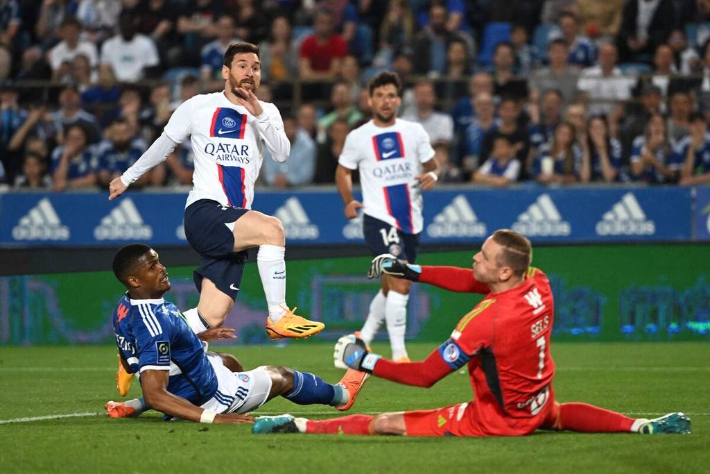 Penyerang Paris Saint-Germain Lionel Messi (kiri) mencetak gol ke gawang Strasbourg pada laga Liga Perancis di Stadion de la Meinau, Strasbourg, Perancis, Minggu (28/5/2023). Laga berakhir imbang, 1-1, dan memastikan PSG menjadi juara Liga Perancis 2022-2023.