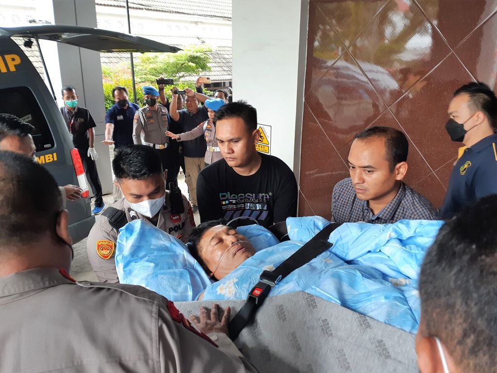  Kapolda Jambi Irjen Rusdi Hartono di Rumah Sakit Bhayangkara dibawa ke dalam ambulans untuk menuju Bandara Sultan Thaha, Rabu (22/2/2023). Ia akan menjalani penanganan khusus di RS Polri Sukanto di Jakarta.