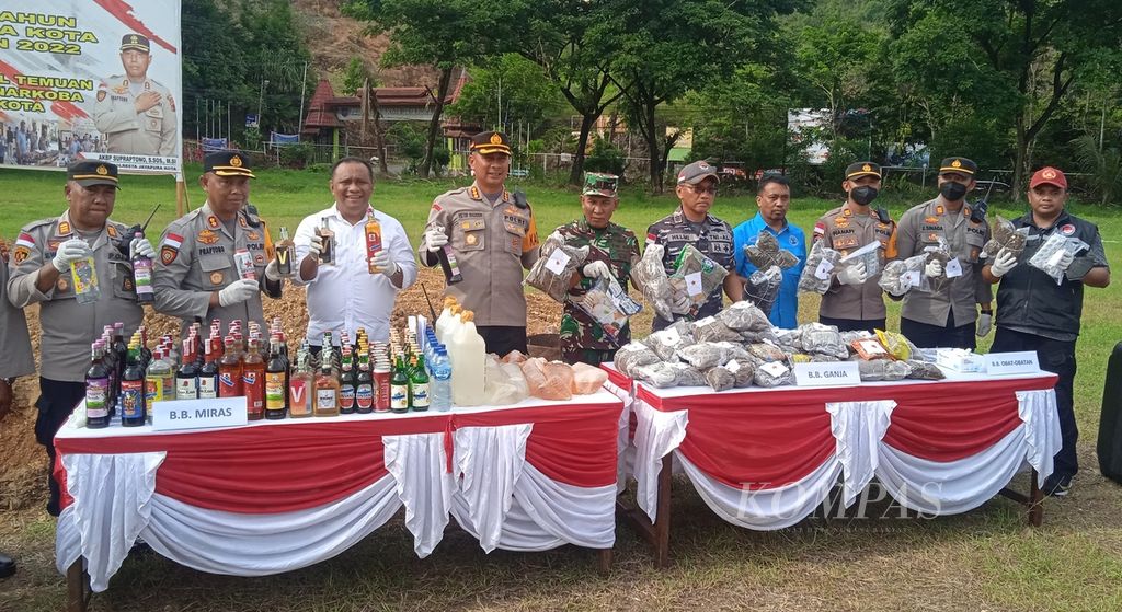 Suasana pemusnahan barang bukti penyalahgunaan narkoba dan minuman keras di Kota Jayapura, Papua, Jumat (23/12/2022).