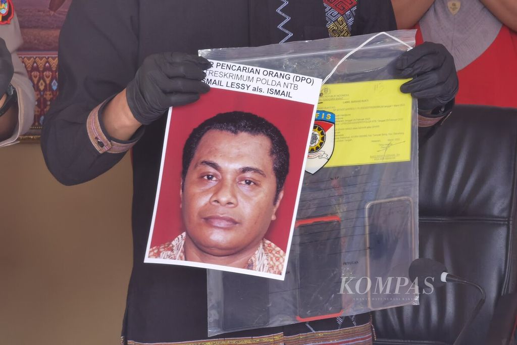 Foto salah satu tersangka yang masuk dalam daftar pencarian orang ditampilkan dalam konferensi pers kasus dugaan tindak pidana perdagangan orang di kantor Polda NTB di Mataram, Kamis (30/3/2023). Total ada enam tersangka dari dua laporan polisi dengan korban delapan orang perempuan asal Pulau Lombok dan Pulau Sumbawa.