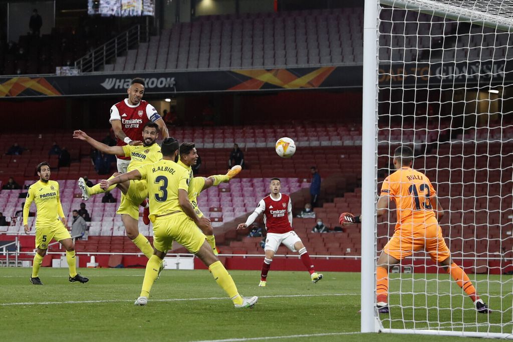 Pemain Arsenal Pierre Emerick Aubameyang menyundul bola ke gawang Villareal dalam laga kedua semifinal Liga Eropa antara Arsenal melawan Villareal yang digelar di Stadion Emirates, London, Inggris, JUmat (7/5/2021) dini hari WIB. Pertandingan itu berakhir dengan skor 0-0. 