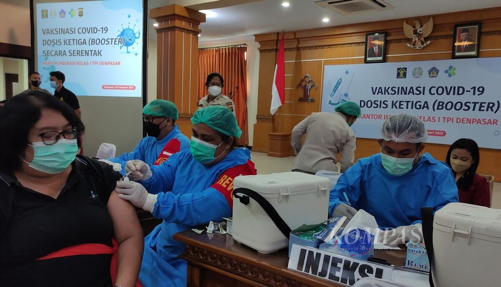 Kegiatan vaksinasi Covid-19 dosis ketiga secara serentak yang dilaksanakan Polda Bali bersama Kanwil Kementerian Hukum dan HAM Provinsi Bali dan Pemprov Bali di Kantor Imigrasi Kelas I TPI Denpasar, Kota Denpasar, Bali, Kamis (3/2/2022). Kegiatan vaksinasi dosis ketiga digelar secara serentak di Indonesia, Kamis (3/2/2022).