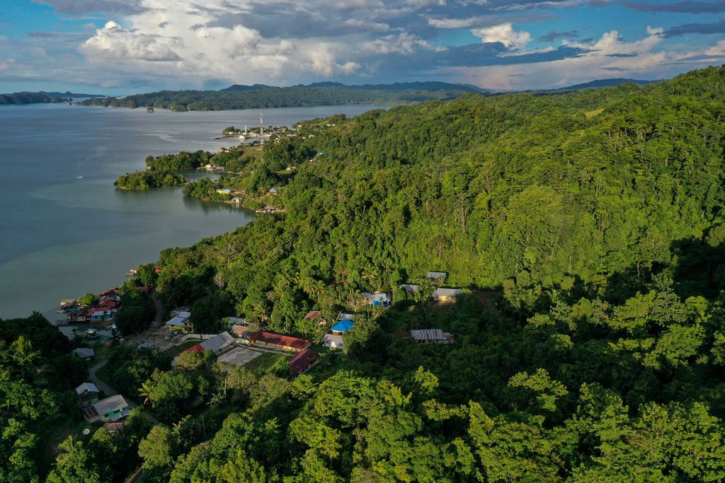  Lanskap Desa Pang Wadar, Kecamatan Kokas, Fakfak, Papua Barat, Jumat (18/6/2021). 