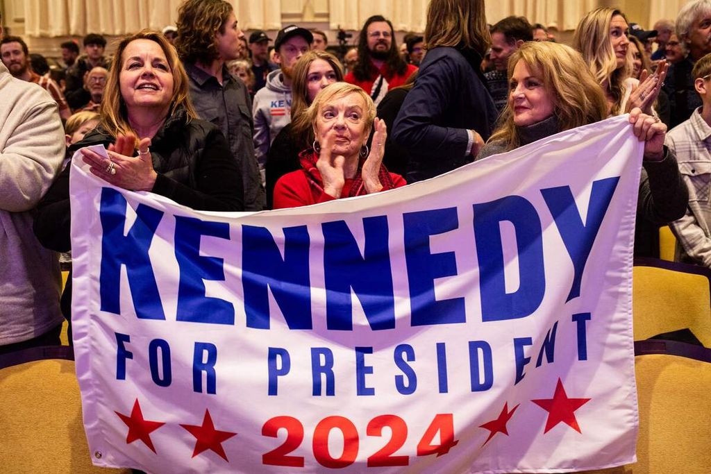 Para pendukung membentangkan spanduk berisi pesan dukungan kepada calon presiden independen AS, Robert F Kennedy Jr, dalam kampanye di di St Cecilia Music Center di Grand Rapids, MIchigan, AS, 10 Februari 2024. 