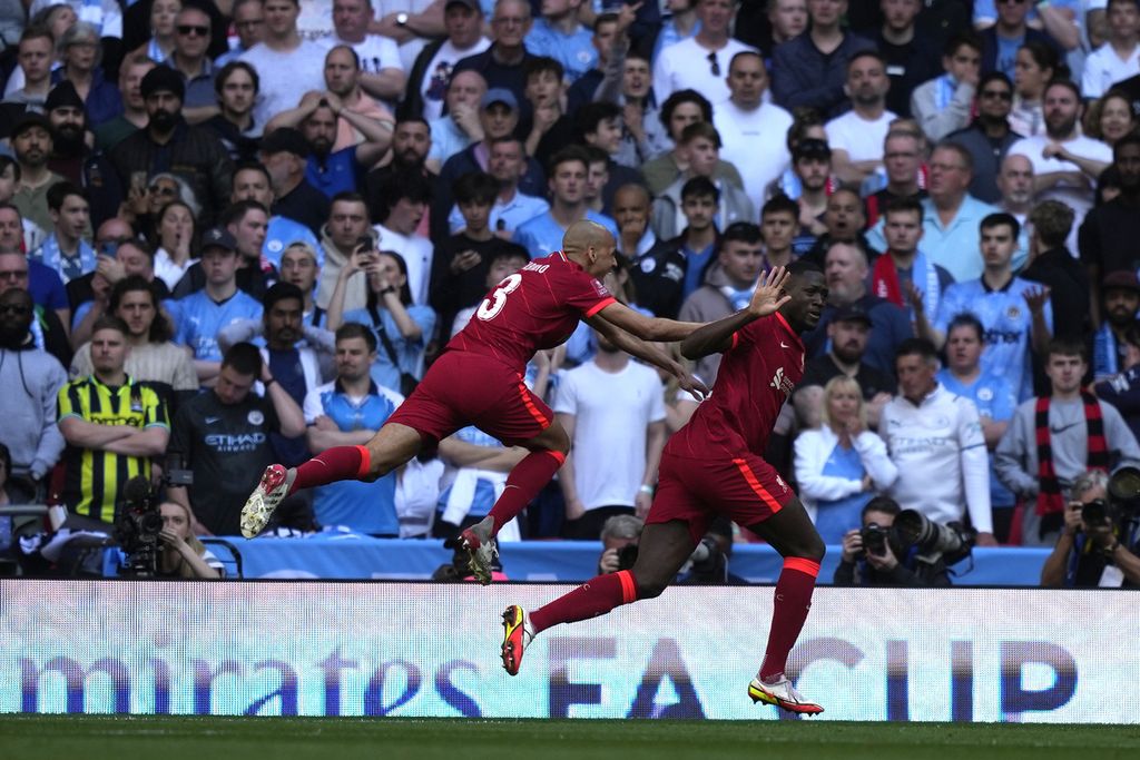 Pemain Liverpool Ibrahim Konate (kanan) melakukan selebrasi setelah membobol gawang Manchester City dalam pertandingan semifinal Piala FA antara Manchester City dan Liverpool di Stadion Wembley, London, Sabtu (16/4/2022) malam WIB. Liverpool menaklukkan City, 3-2.