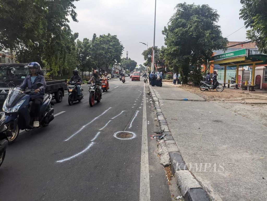 Suasana di ruas Jalan Raya Lenteng Agung, Jagakarsa, Jakarta Selatan, tempat sebuah truk menabrak lima pengendara motor yang melawan arah pada Selasa (22/8/2023).