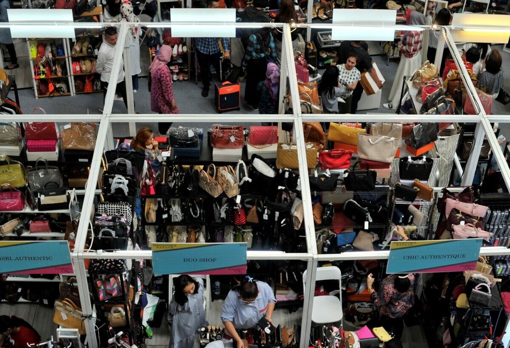 Beragam barang mode bermerek yang pernah dipakai (<i>preloved</i>) ditawarkan dalam bazar produk <i>preloved </i>di Gandaria City, Jakarta, Kamis (30/8/2018). Jual beli barang <i>preloved </i>digemari sebagai belanja alternatif yang terus berkembang melalui penjualan daring ataupun luring. 