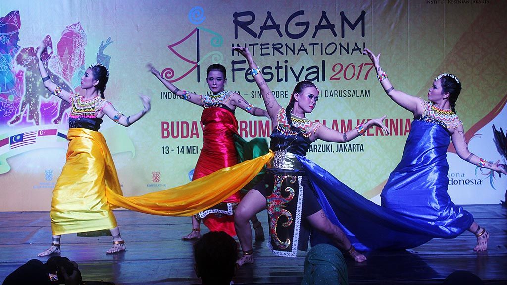 Kelompok Seni Tari Universitas Universal, Batam, menampilkan tarian Eksotika Borneo pada acara Ragam International Festival (RIF) 2017 yang diselenggarakan pada 13-14 Mei 2017 di Teater Kecil Taman Ismail Marzuki, Jakarta. 