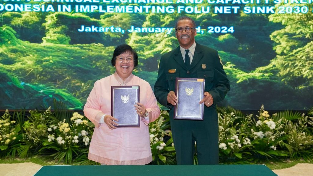Menteri Lingkungan Hidup dan Kehutanan Siti Nurbaya Bakar (kiri) bersama Kepala United States Forest Services Randy Moore saat penandatanganan kerja sama di bidang pengelolaan hutan di Gedung Manggala Wana Bakti, Kompleks KLHK, Jakarta, Selasa (23/1/2024).