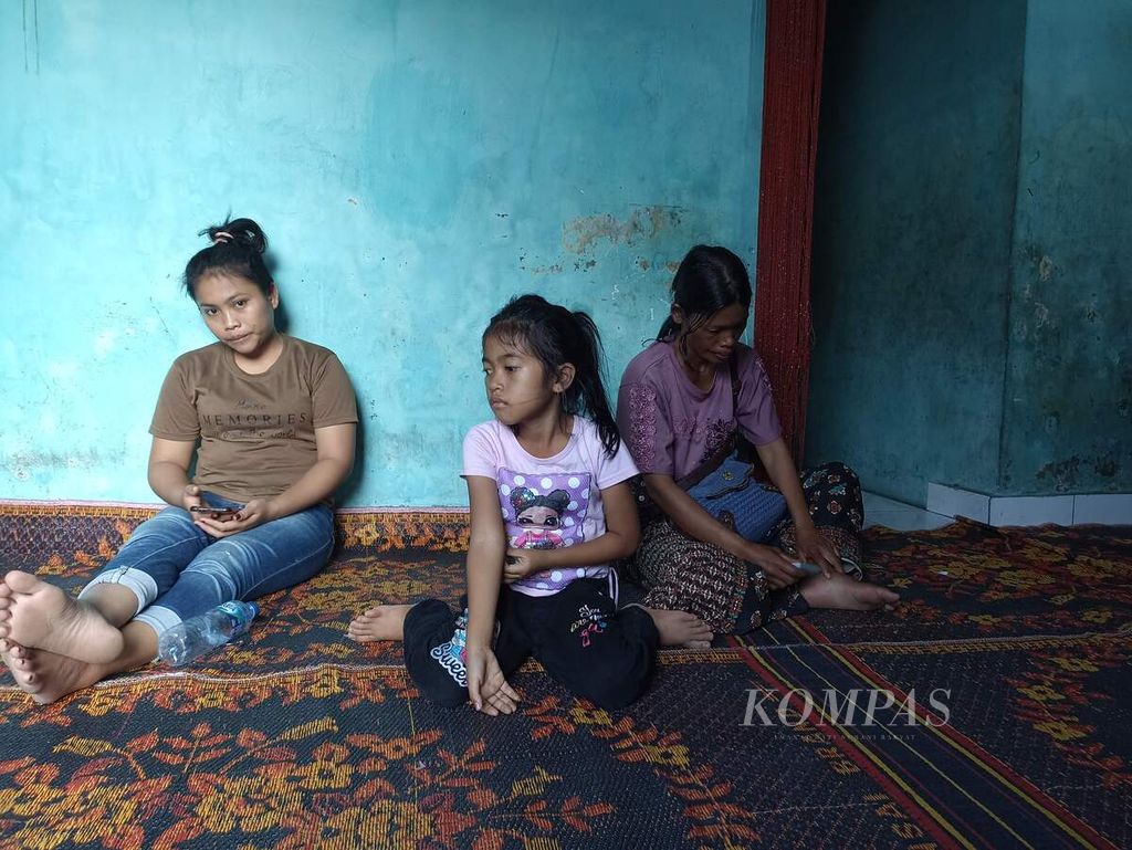 Keluarga siswi SMK korban pembunuhan, Lidya Patmos Sitinjak (17), berkumpul di rumah duka di Kecamatan Sunggal, kabupaten Deli Serdang, Sumatera Utara, Jumat (16/12/2022). Polisi sudah menangkap pelaku, tetapi belum bisa memastikan motif pembunuhan. 