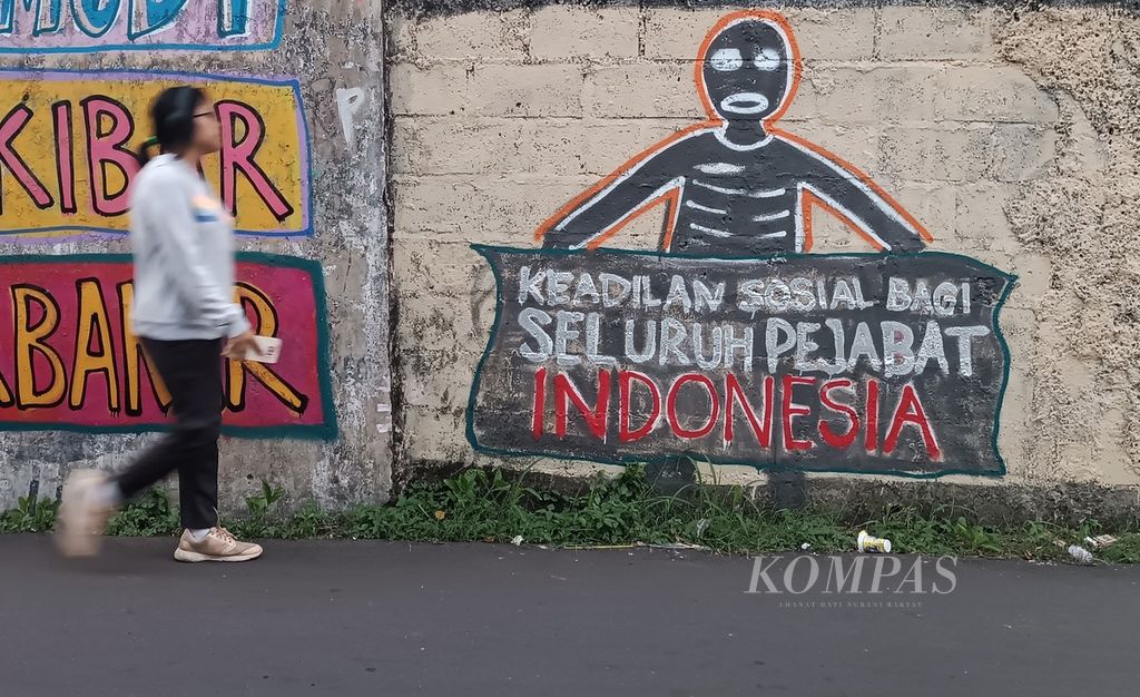 Banyaknya pejabat yang terjerat korupsi disikapi sinis oleh masyarakat yang dituangkan melalui mural seperti terlihat di Pamulang Timur, Tangerang Selatan, Banten, Selasa (5/9/2023).