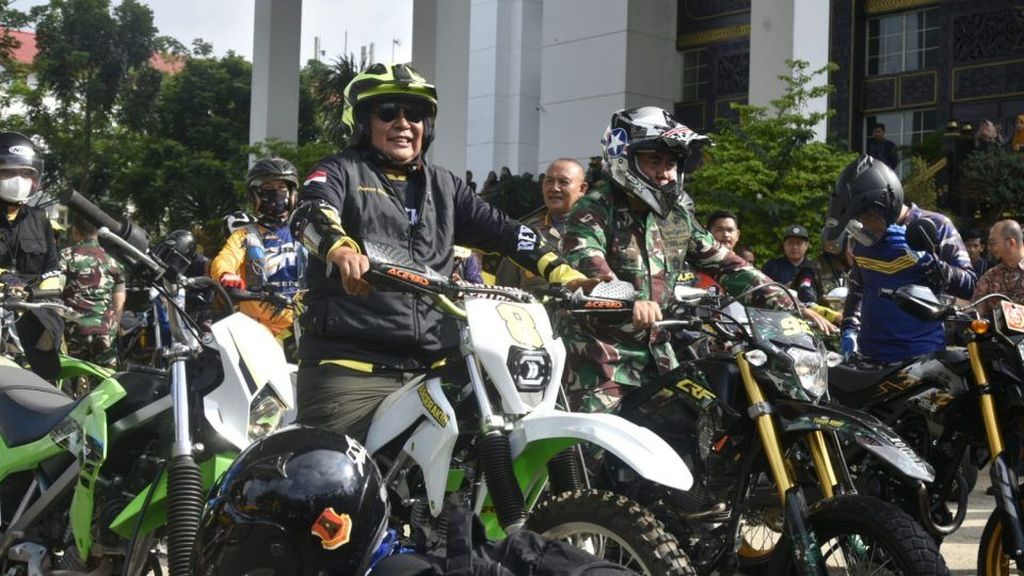 Gubernur Kalimantan Selatan Sahbirin Noor (kiri) bersiap berangkat untuk melaksanakan kegiatan turun ke desa dalam rangka pengendalian inflasi di Banjarbaru, Kamis (3/11/2022).
