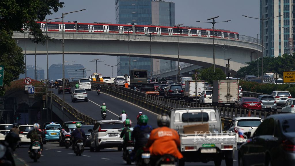 LRT Jabodebek melintasi Jembatan Lengkung Bentang Panjang Kuningan, di Jakarta Selatan, Kamis (7/9/2023). Saat ini terdapat 158 perjalanan LRT Jabodebek yang dilayani oleh 12 rangkaian kereta setiap harinya. Targetnya, nanti ada 27 rangkaian LRT Jabodebek yang dapat melayani 137.000 penumpang dalam satu hari.