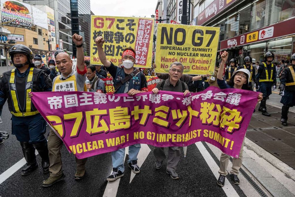Para pengunjuk rasa anti-G7 berpawai di salah satu ruas jalan di Hiroshima, Jepang, 19 Mei 2023, saat para pemimpin G7 bersidang dalam KTT G7, tak jauh dari lokasi demonstrasi mereka.