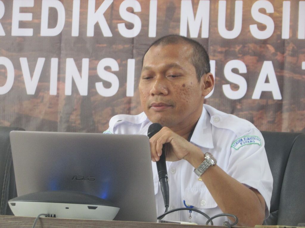 Kepala Stasiun Klimatologi Lasiana, Kupang, Rahmatullah Adji menyampaikan materi dari ruang pertemuan kantor Klimatologi Lasiana, Selasa (26/3/2024).